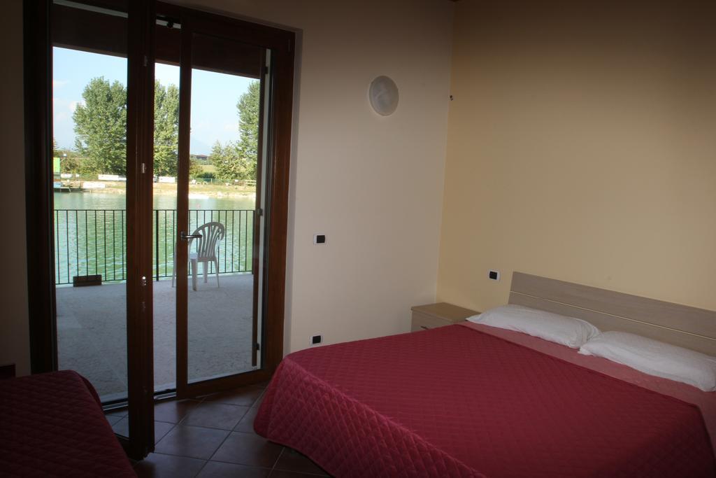 Laghetto Ai Portici Bed and Breakfast Pastrengo Δωμάτιο φωτογραφία